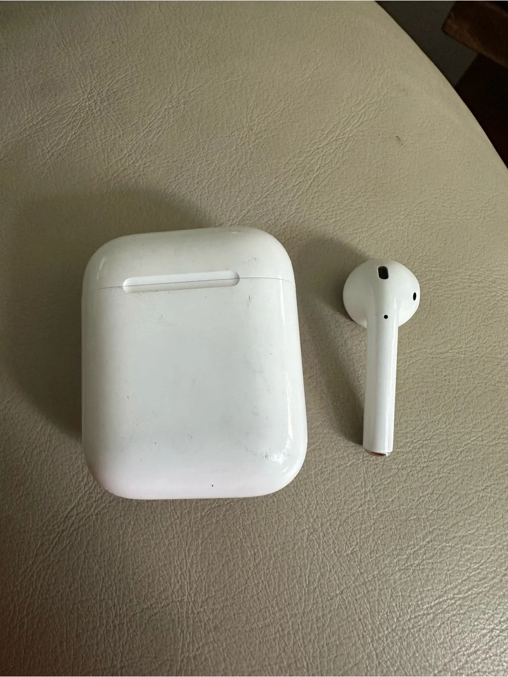 Apple White Wireless Earbud with Charging Case